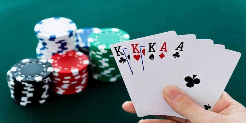 Hãy ưu tiên đánh những lá lớn trước khi hết vòng để giảm tổng điểm